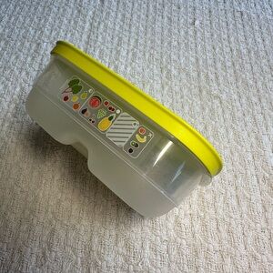Tupperware 3/4 quart fridge smart fruit/vegetable container‎ w/vented seal
